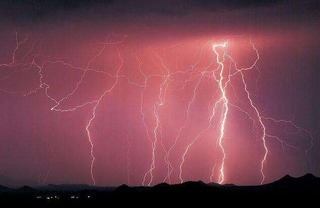 3,球形闪电一般发生在线状闪电之后,是一个直径为20厘米左右的火球