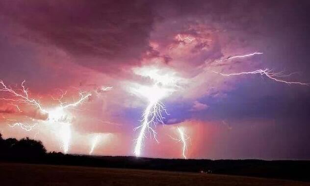 3,球形闪电一般发生在线状闪电之后,是一个直径为20厘米左右的火球